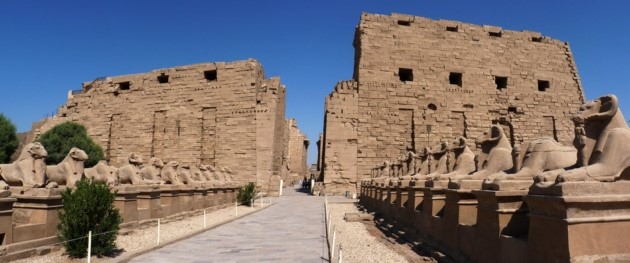 Đền Luxor được xây dựng bởi Pharaon Amenhotep III