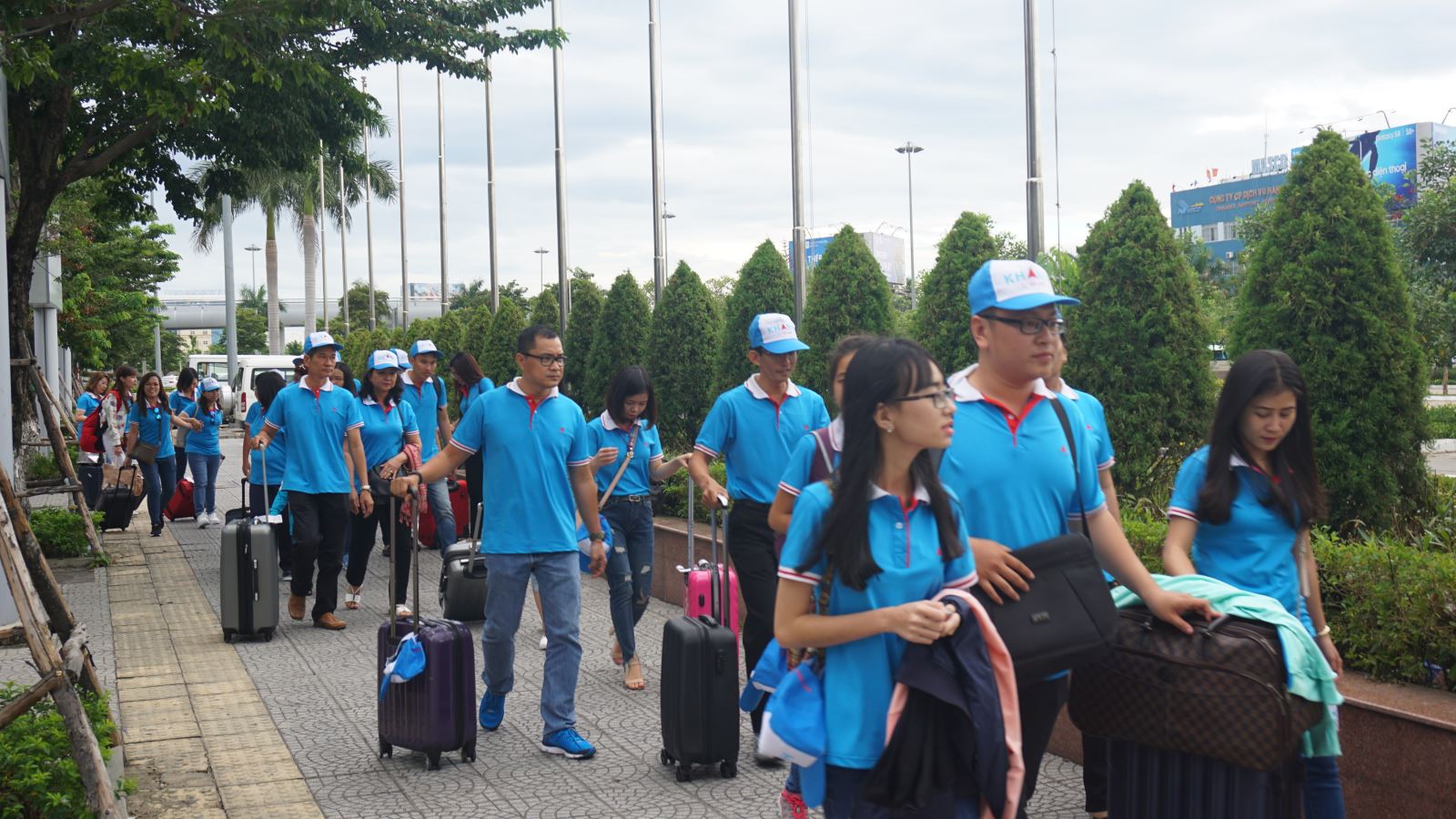 Đoàn quân áo xanh hạ cánh xuống sân bay Đà Nẵng