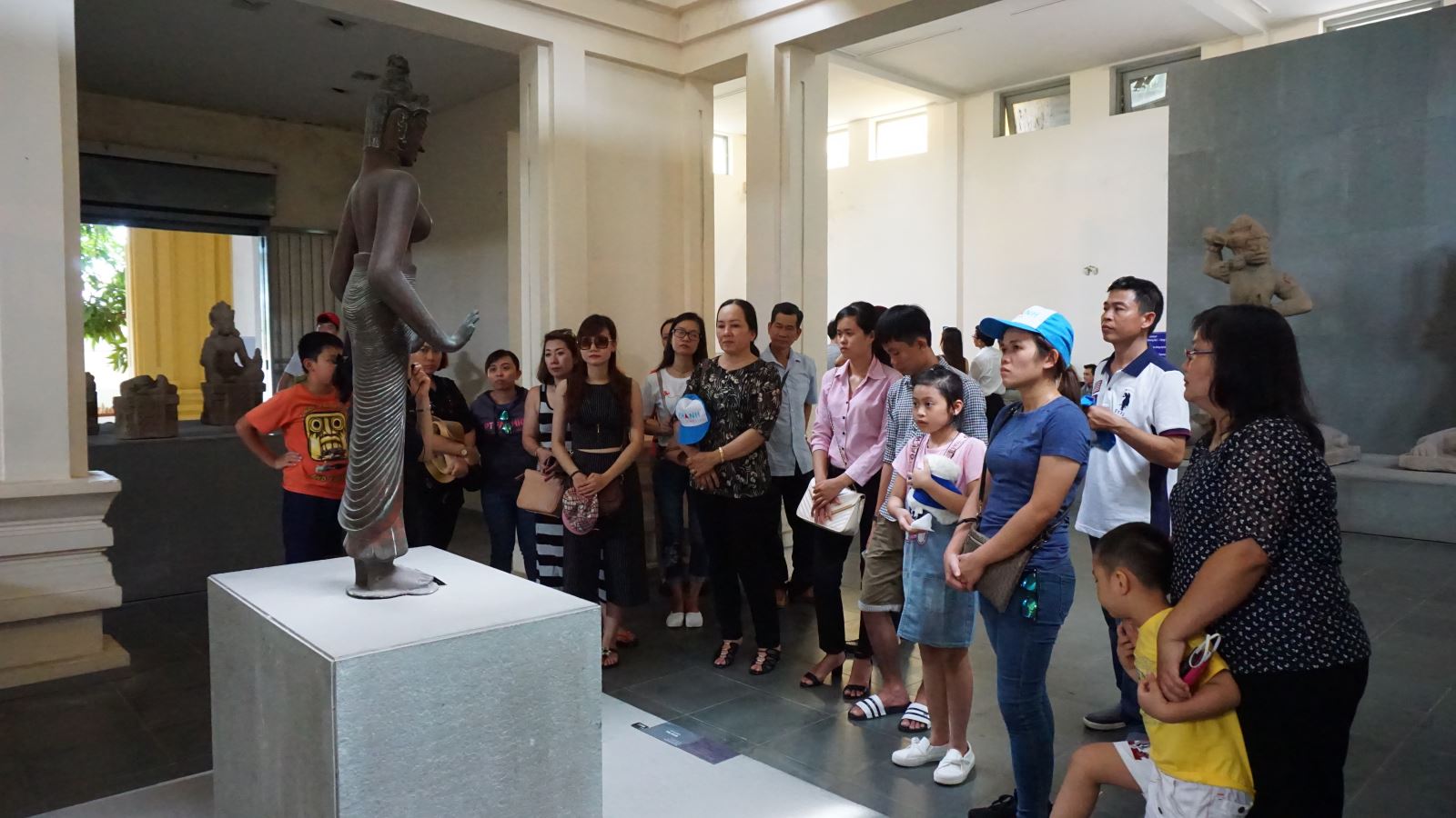 Đoàn đến tham quan bảo tàng nghệ thuật điêu khắc Chăm Đà Nẵng